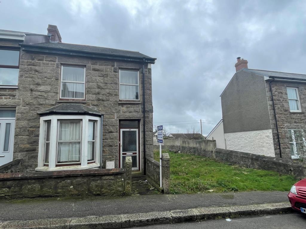 Lot: 146 - FREEHOLD PROPERTY WITH ADDITIONAL LAND - Front elevation of property with land to side